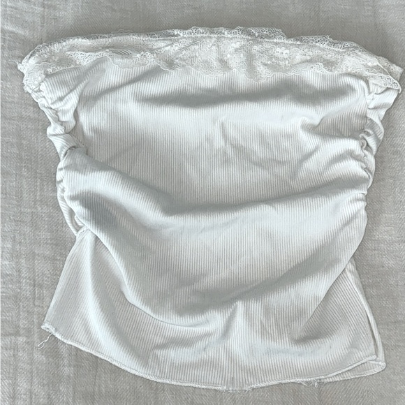 White H&M tube top with lace trim along the top, and scrunched up on the sides - Picture 2 of 2